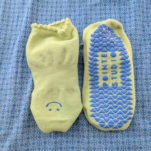 Pointe Studio Women's Grip Socks - Green and Blue